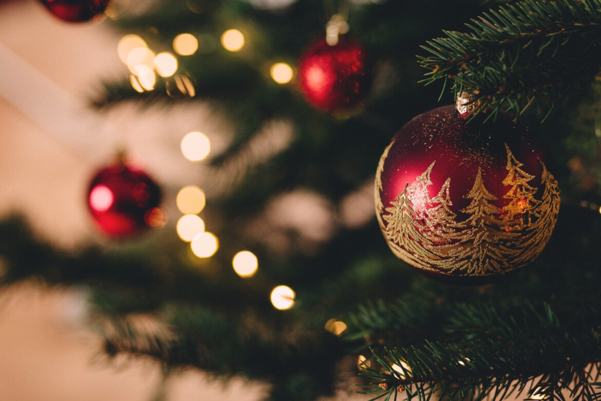 christmas-tree-with-baubles-717988.jpg